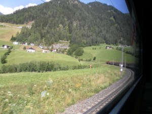 Un affaccio dal finestrino preparandosi ad attraversare le Alpi
