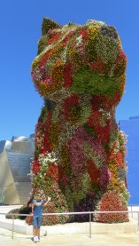 Cani giganti fatti di fiori