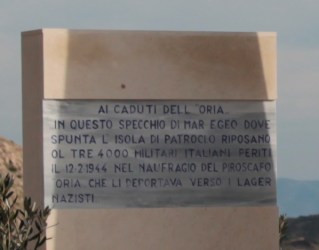 La targa del monumento